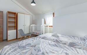 3 bedrooms, travel cot, free WiFi, bed sheets