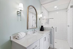 Combined shower/tub, hair dryer, towels