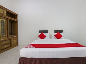 Deluxe Double Room, 1 King Bed | Laptop workspace, free WiFi, bed sheets