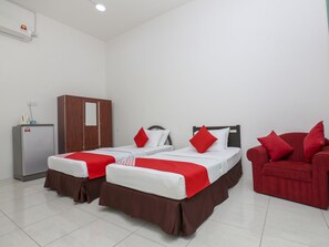 Habitación Deluxe con 2 camas individuales | Espacio para trabajar con laptop, wifi gratis y ropa de cama 