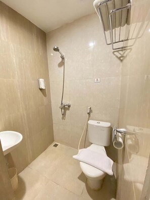Business Single Room | Bathroom | Shower, slippers, towels, soap - Front One Budget Malang (Malang)