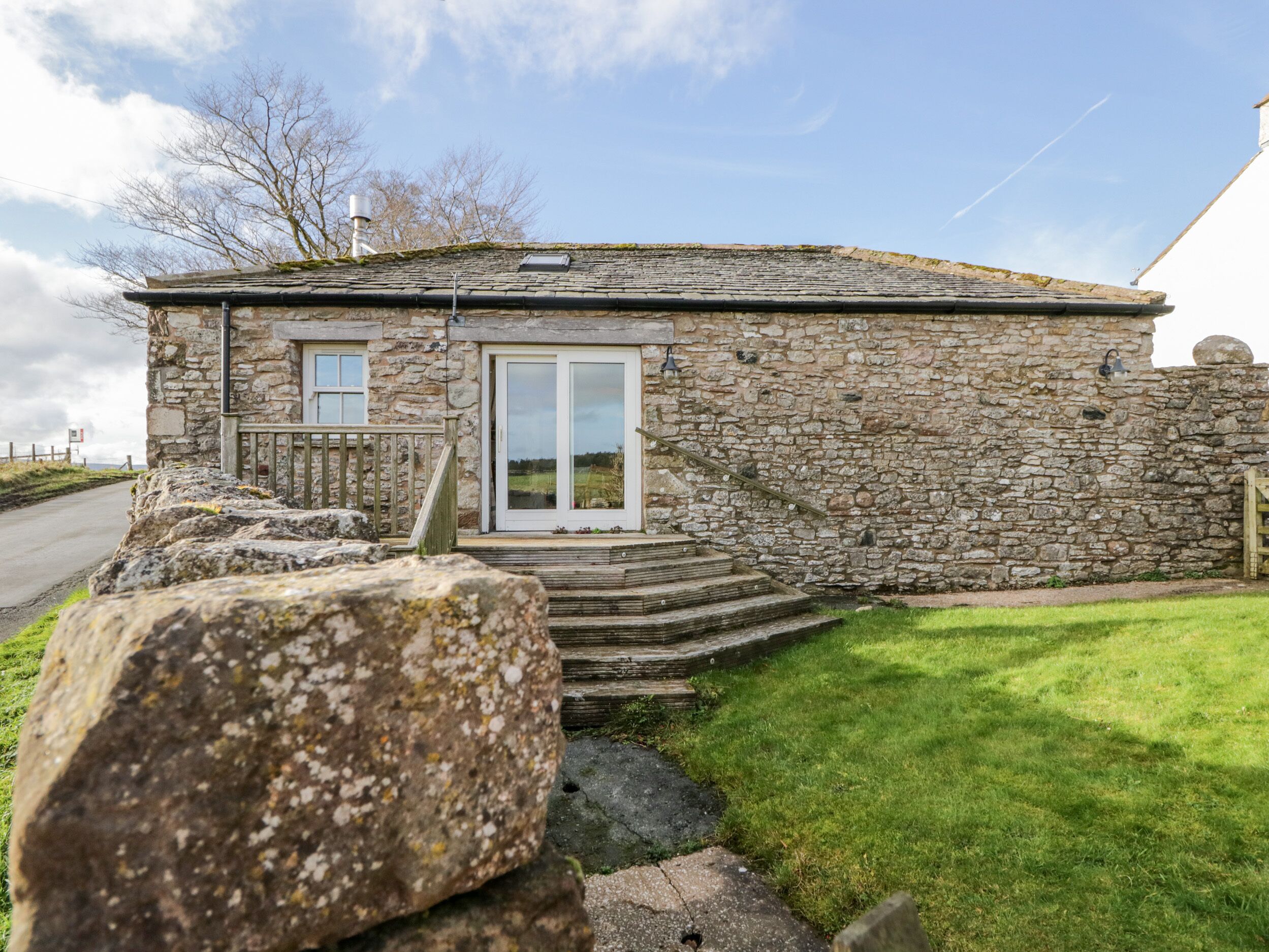 THE COW HOUSE, romantic, character holiday cottage in Shap