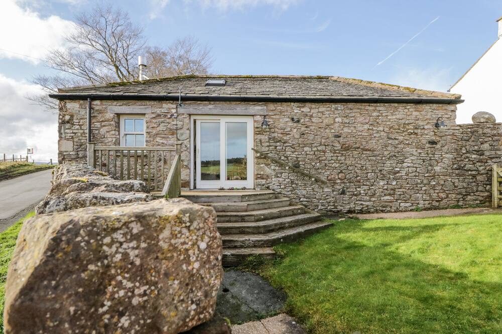 THE COW HOUSE, romantic, character holiday cottage in Shap