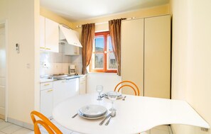 Frigorifero, piano cottura, macchina per tè/caffè