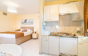 Free WiFi, bed sheets - Awesome apartment in Okrug Donji (Okrug Donji)