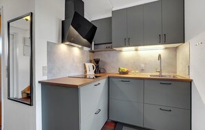 Jääkaappi, uuni, liesi, kahvin-/teenkeitin