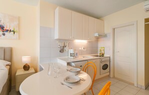 Fridge, oven, stovetop, coffee/tea maker