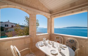 Outdoor dining - Gorgeous apartment in Okrug Donji (Okrug Donji)