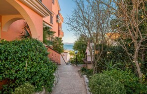 المنطقة المحيطة بالمنشأة