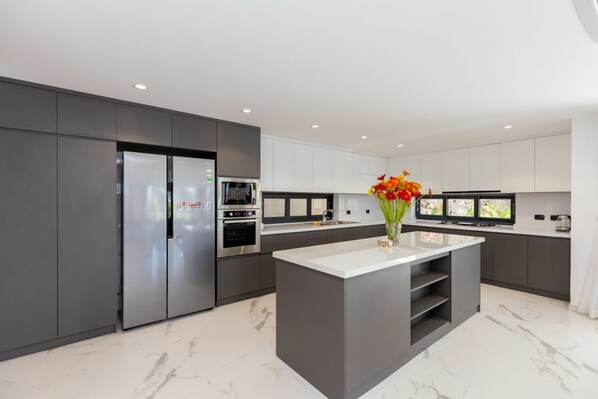 Villa de lujo | Cocina privada | Frigorífico, microondas, horno y hervidor eléctrico