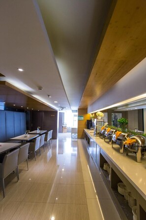 A modern hotel lobby with a long reception desk, seating area, and a clear view of the entrance. - Jinjiang Inn (Tianjin South Railway Station) (Tianjin)