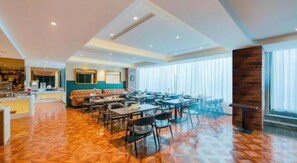 A spacious hotel lobby with a central seating area, a reception desk, and a large window providing natural light. - Jinjiang Inn (Tianjin South Railway Station) (Tianjin)