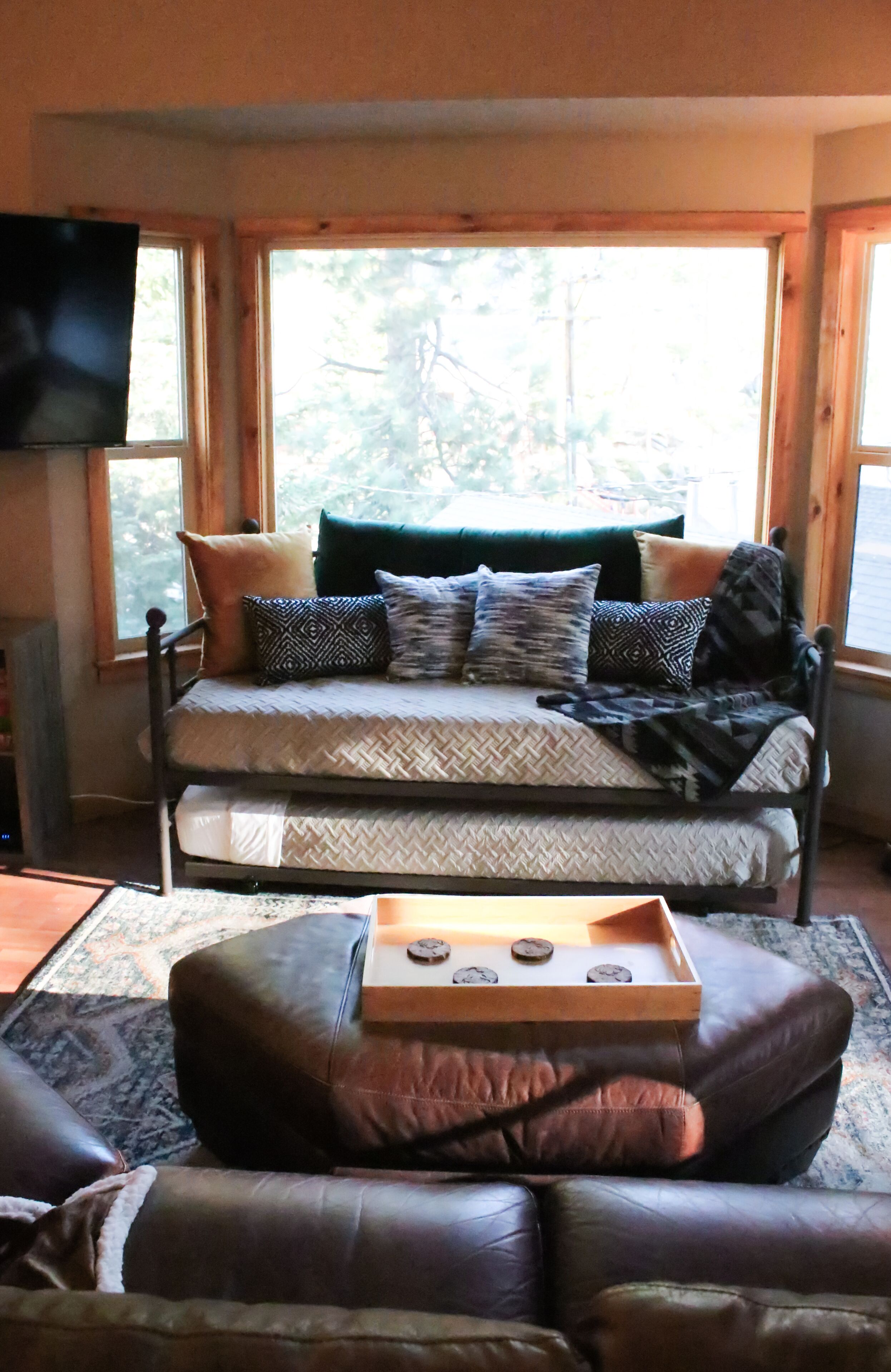 3 min to Boulder Ski Lift! Walk to Hiking trails. Pet friendly. 