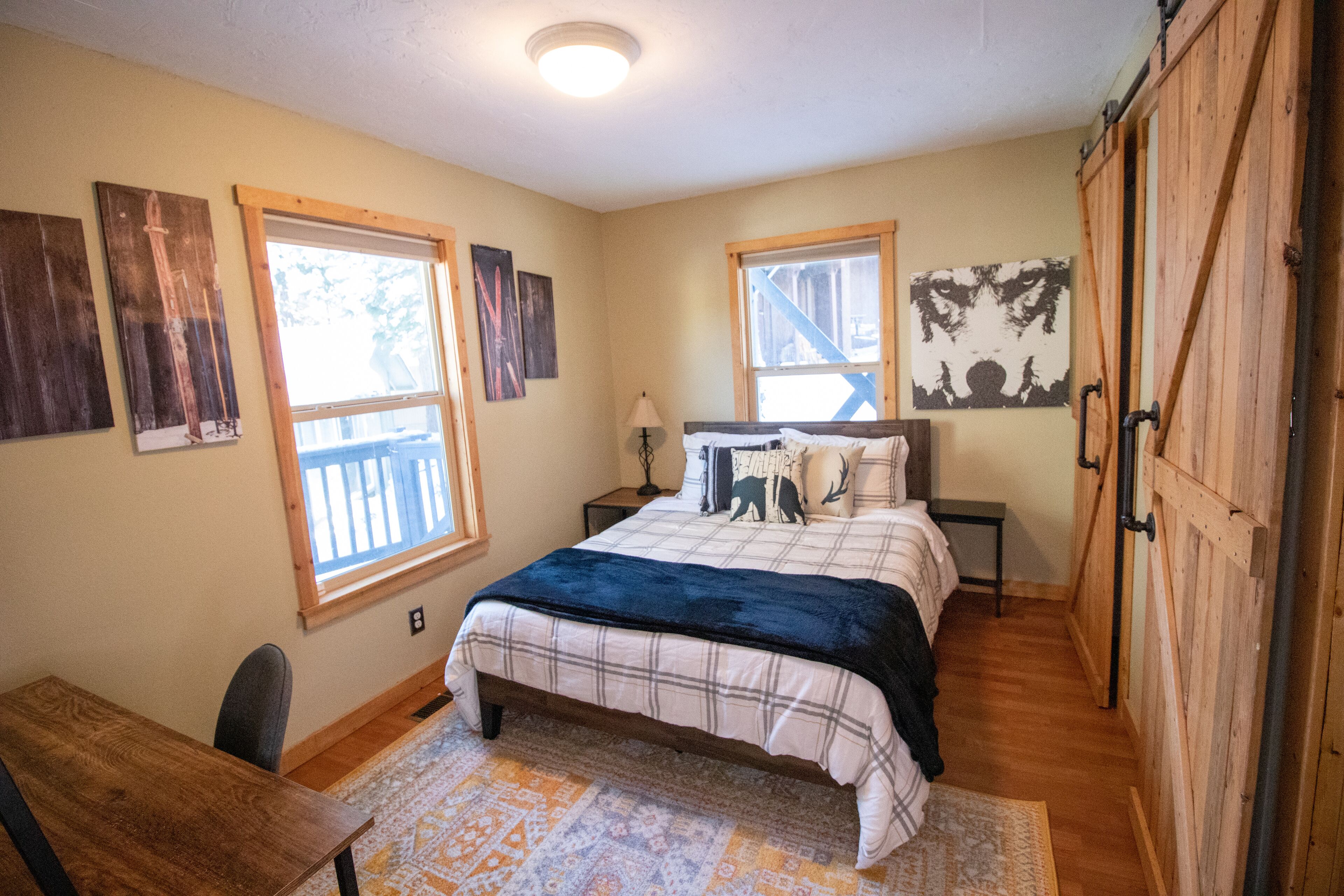 3 min to Boulder Ski Lift! Walk to Hiking trails. Pet friendly. 