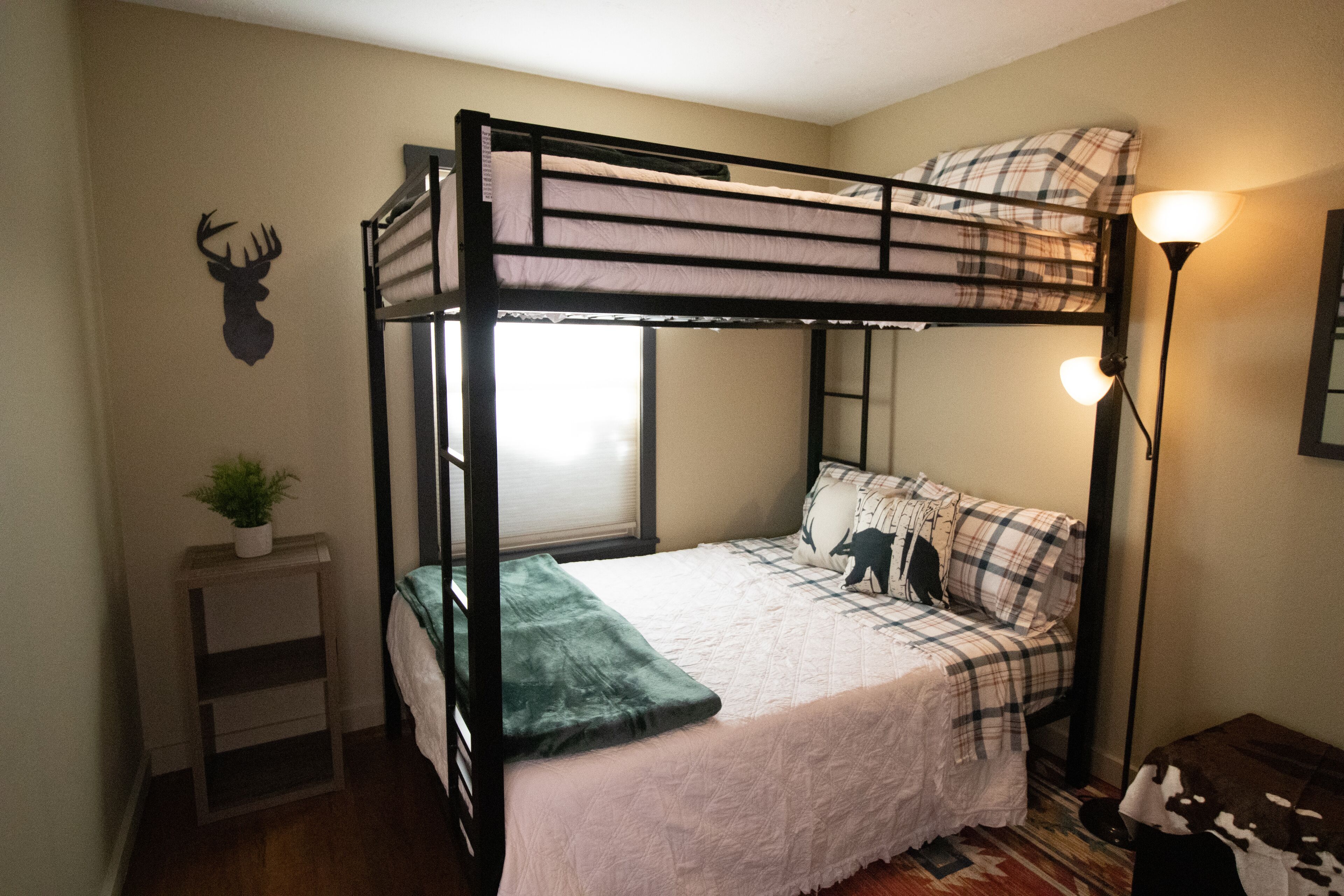 3 min to Boulder Ski Lift! Walk to Hiking trails. Pet friendly. 