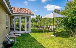 Outdoor dining - Lovely home in ølsted with kitchen (Ølsted)