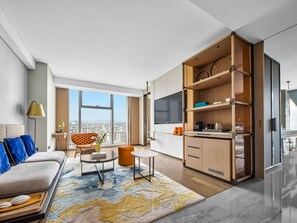 Premium bedding, down duvets, pillow-top beds, free minibar - Hangzhou Huaxia Center Hotel, Vignette Collection by IHG (Hangzhou)