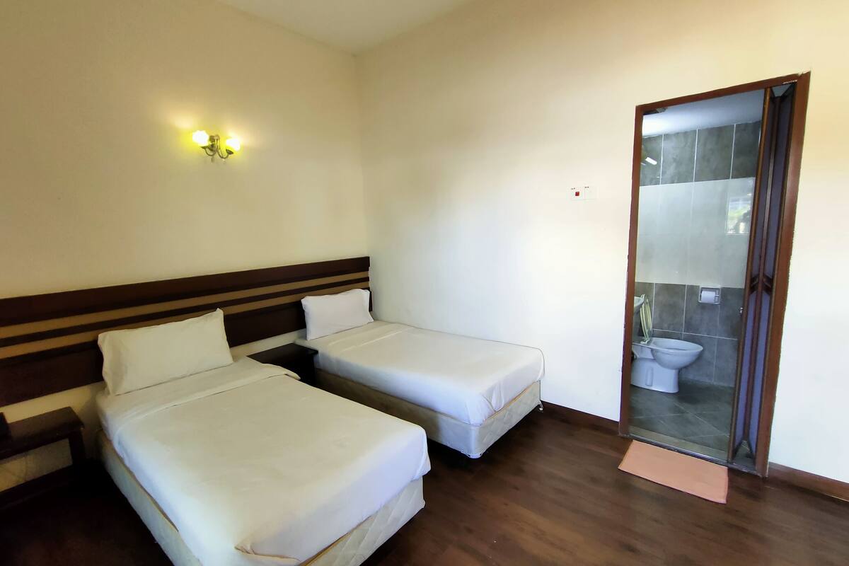 1 slaapkamer, een bureau, een laptopwerkplek