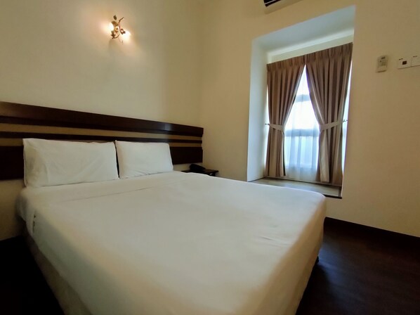 Desk, laptop workspace - Cozzy Motel (Malacca City)