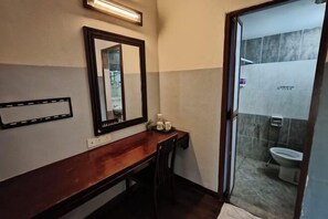 Desk, laptop workspace - Cozzy Motel (Malacca City)