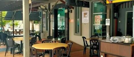 供應午餐和早午餐,當地料理