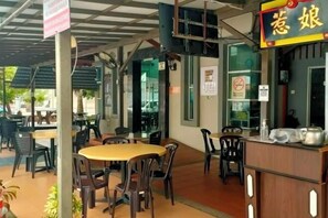 Aperto a pranzo e brunch, cucina locale