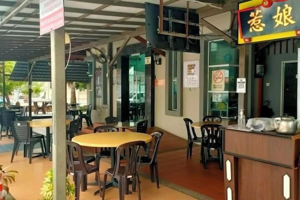 Serveert lunch en brunch, lokale gerechten