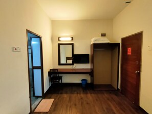 Una scrivania, postazione laptop
