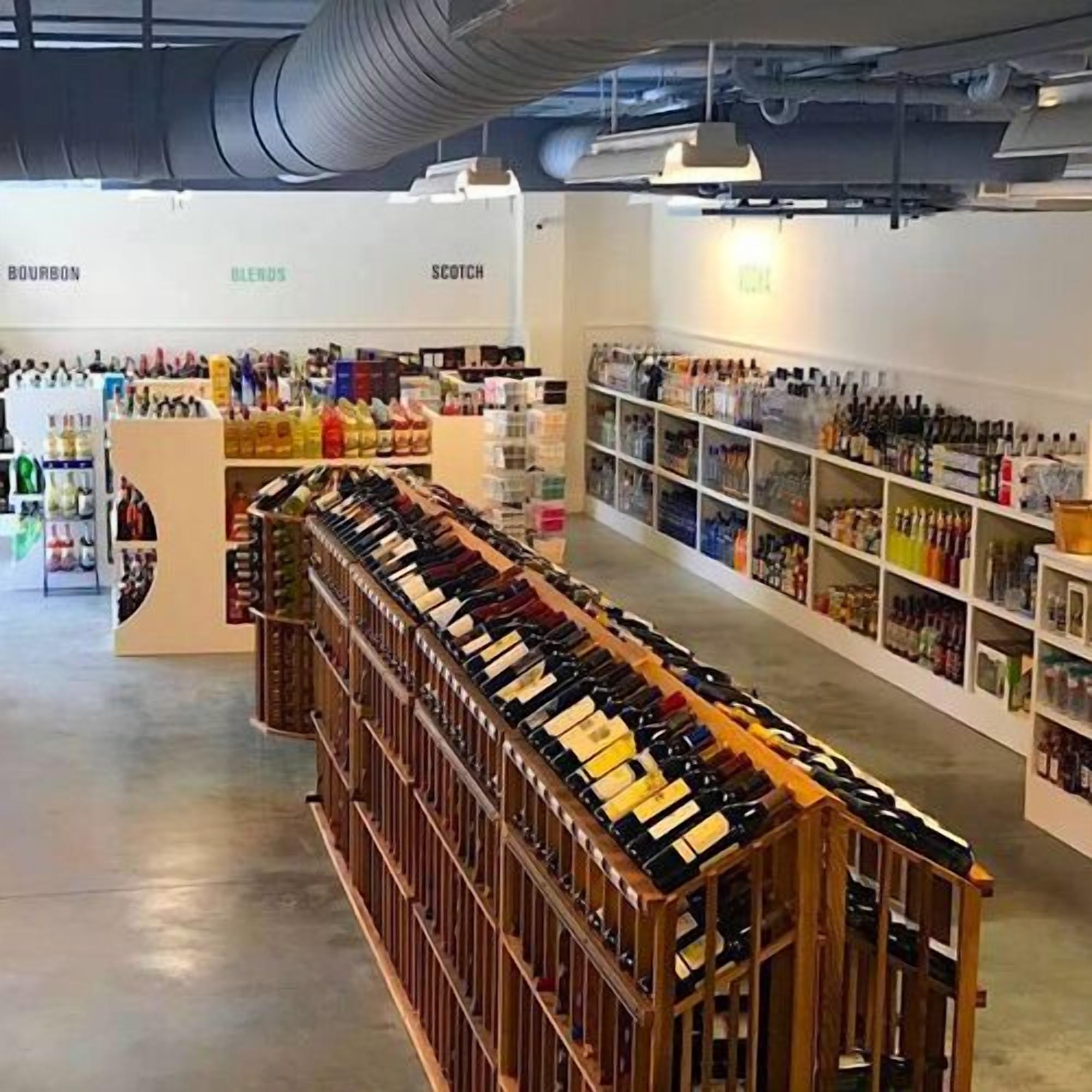 Une cave à vin avec des étagères en bois où sont rangées les bouteilles.