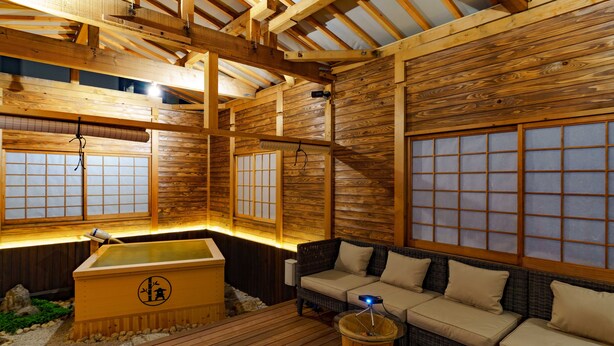 A traditional Japanese onsen with wooden beams, tatami mats, and a wooden bathtub. - KONJAKUSO Osaka Shinsaibashi "TARUKAISEN" Rooftop SPA (Osaka)