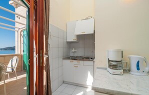 Kühlschrank, Herdplatte, Wasserkocher mit Kaffee-/Teezubehör