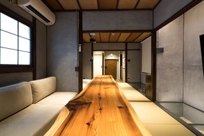 Luxury-Haus (Private Vacation Home) | Essbereich im Zimmer