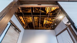 A room with a wooden ceiling structure, a sliding door, and a lattice window. - KONJAKUSO Osaka Bentencho "HIKARIYUYA" Projection Mapping SPA (Osaka)