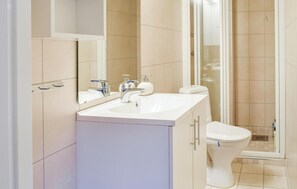 Shower - 3 bedroom pet friendly apartment in Skjeberg (Skjeberg)