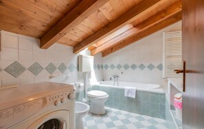 Combined shower/tub - 5 bedroom pet friendly home in Stresa (Stresa)