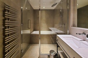 Appartement Penthouse, 3 chambres | Salle de bain | Séchoir à cheveux, pantoufles, toilette dotée d'un bidet électronique