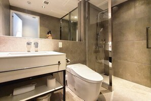 Standard Apartment, 2 Bedrooms | Bathroom | Hair dryer, slippers, electronic bidet, towels