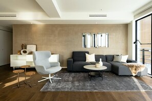 顶层房, 3 间卧室 | 起居区 | 50-英寸智能电视 （配备数码频道）、电视