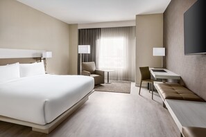 Caja de seguridad en la habitación y tabla de planchar con plancha