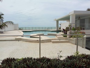 Piscine extérieure, chaises longues