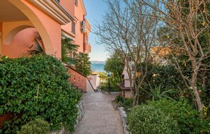 المنطقة المحيطة بالمنشأة