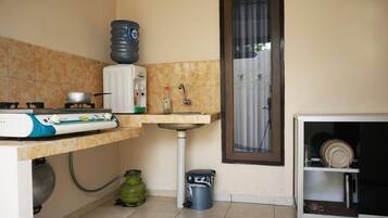 Casa Confort | Cocina privada | Frigorífico pequeño, placa de cocina y utensilios de cocina