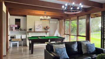 Smart TV, chimenea, libros y oficina