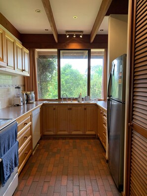 Kylskåp, mikrovågsugn, ugn och spishäll