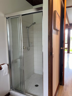 Combined shower/tub, hair dryer, towels, soap - Willunga Cottage - Sweet Country Living (Cranbourne South)