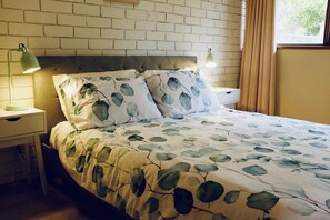 5 bedrooms, desk, iron/ironing board, free WiFi - Willunga Cottage - Sweet Country Living (Cranbourne South)