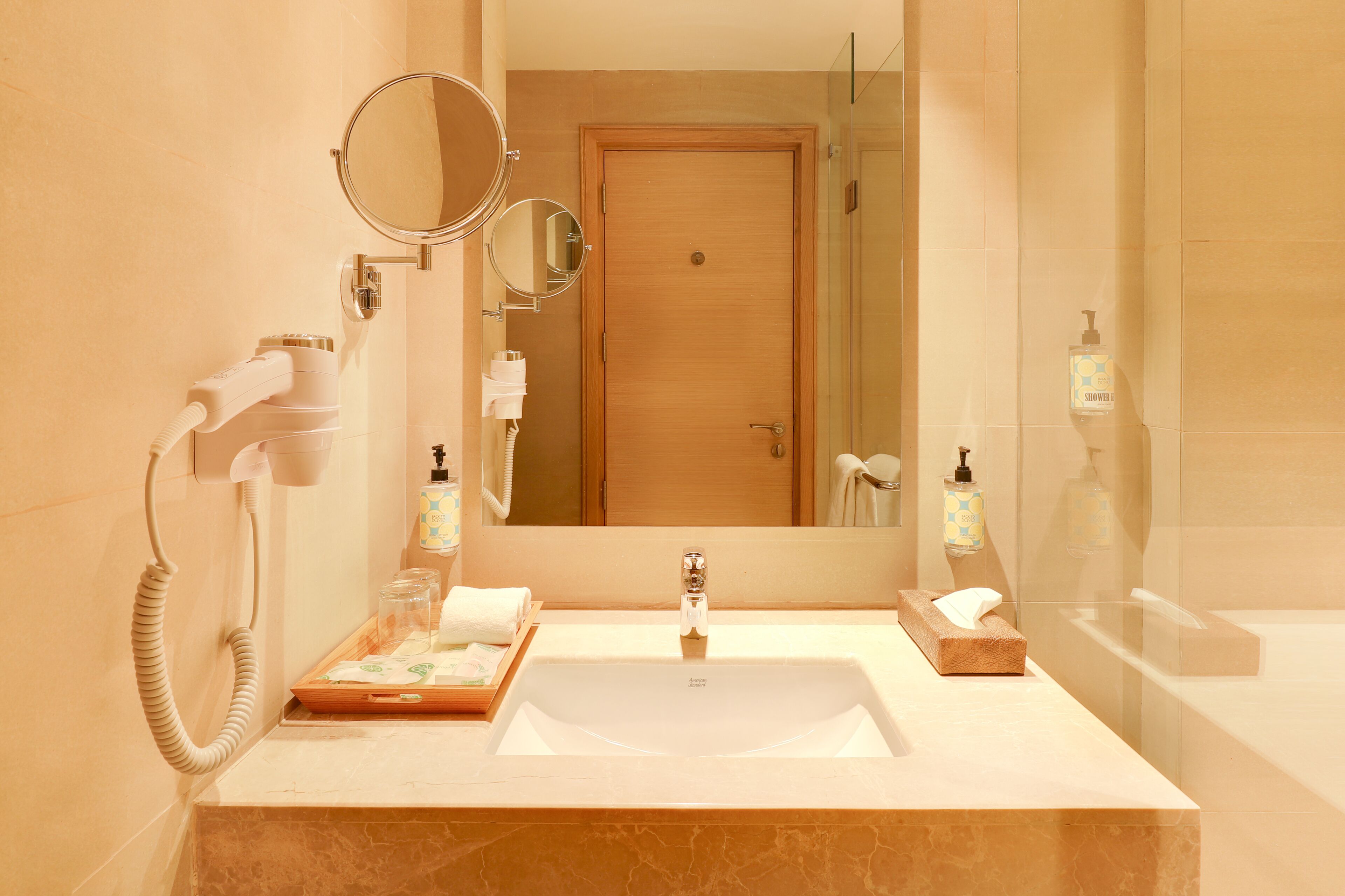 Habitación Deluxe | Baño | Regadera, amenidades de baño gratuitas, toallas 