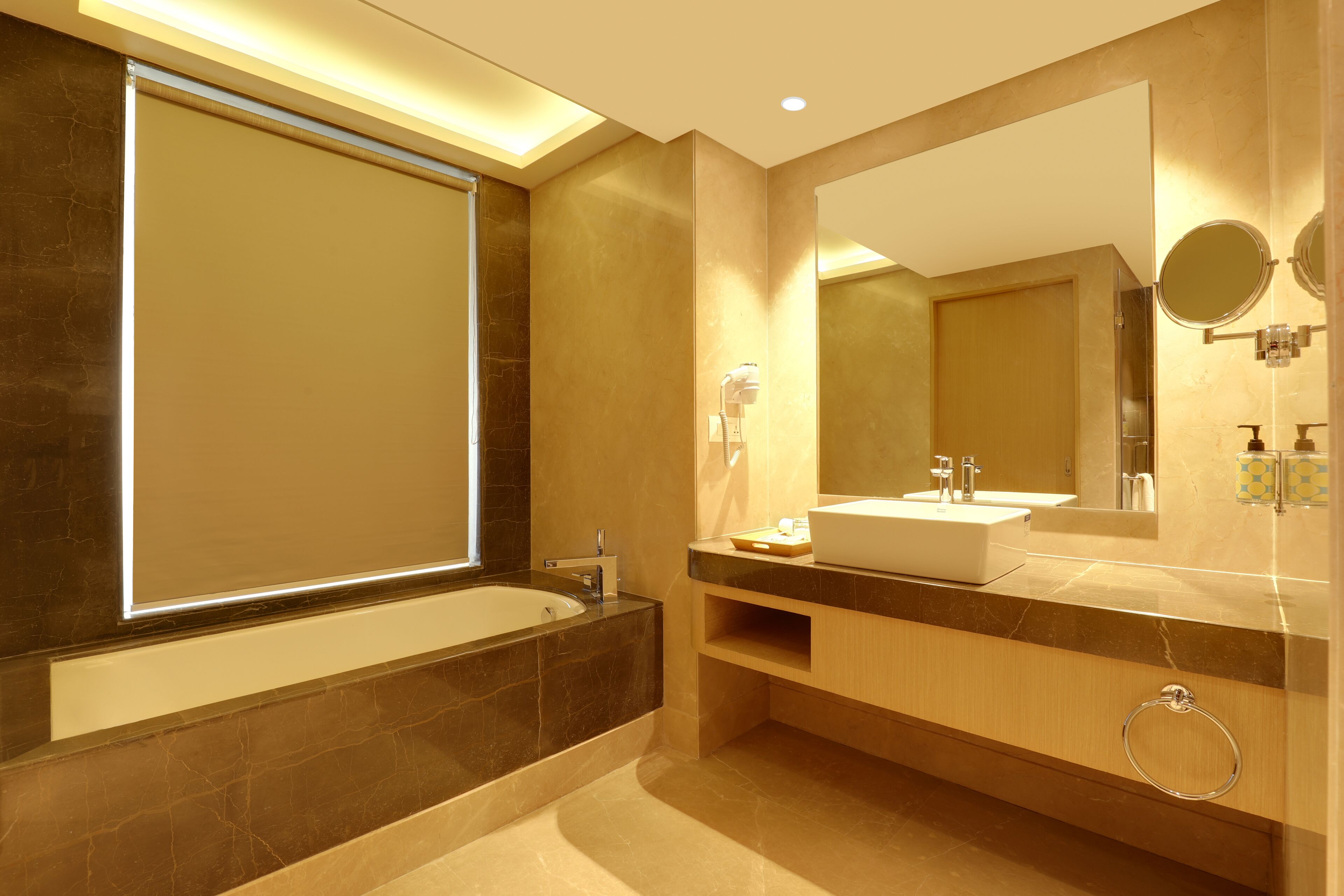 Executive Suite | Bathroom | Shower, free toiletries, towels