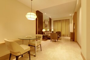 Suite Room | Ruang tamu | 32 inci televisyen LED dengan satelit, TV 