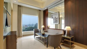 Executive Suite | غرفة المعيشة | تلفزيون إل إي دي بحجم 32-بوصة يعرض قنوات فضائية، تلفزيون